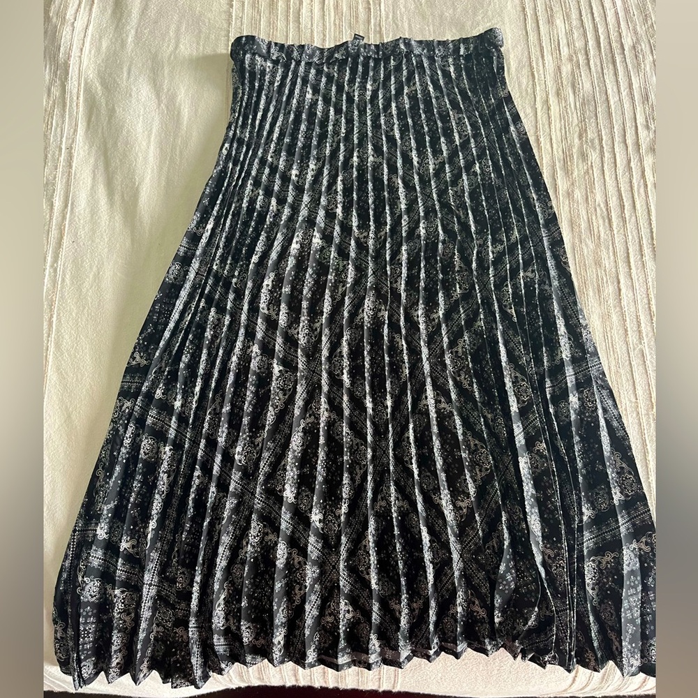 Banana Republic long pleated black and white skirt size S